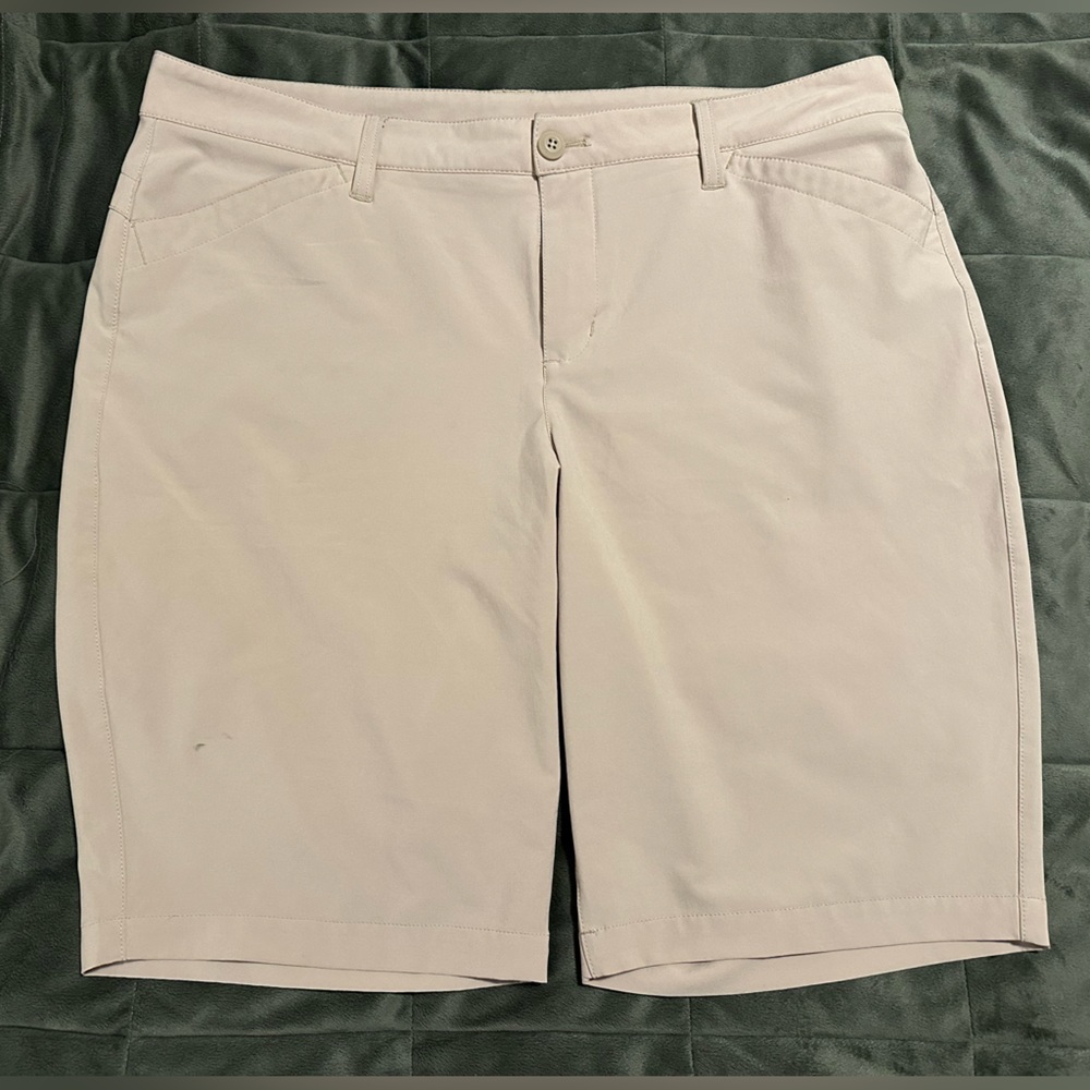 Women’s Eddie Bauer Size 14 Golf Shorts